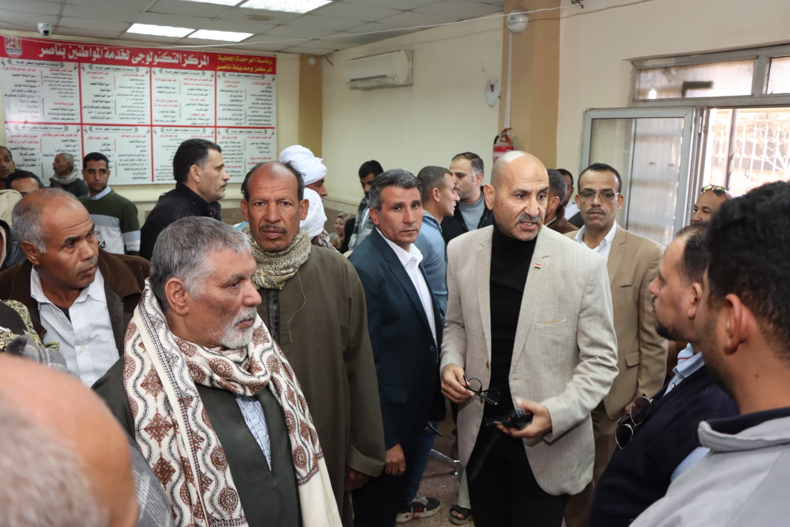 السكرتير العام المساعد يتفقد سير العمل بمنظومة التصالح بمركز ناصر